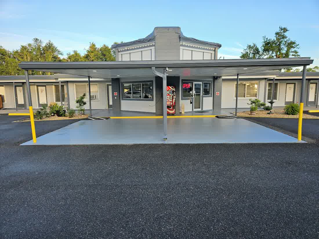 Royal Inn Motel facade and covered entrance